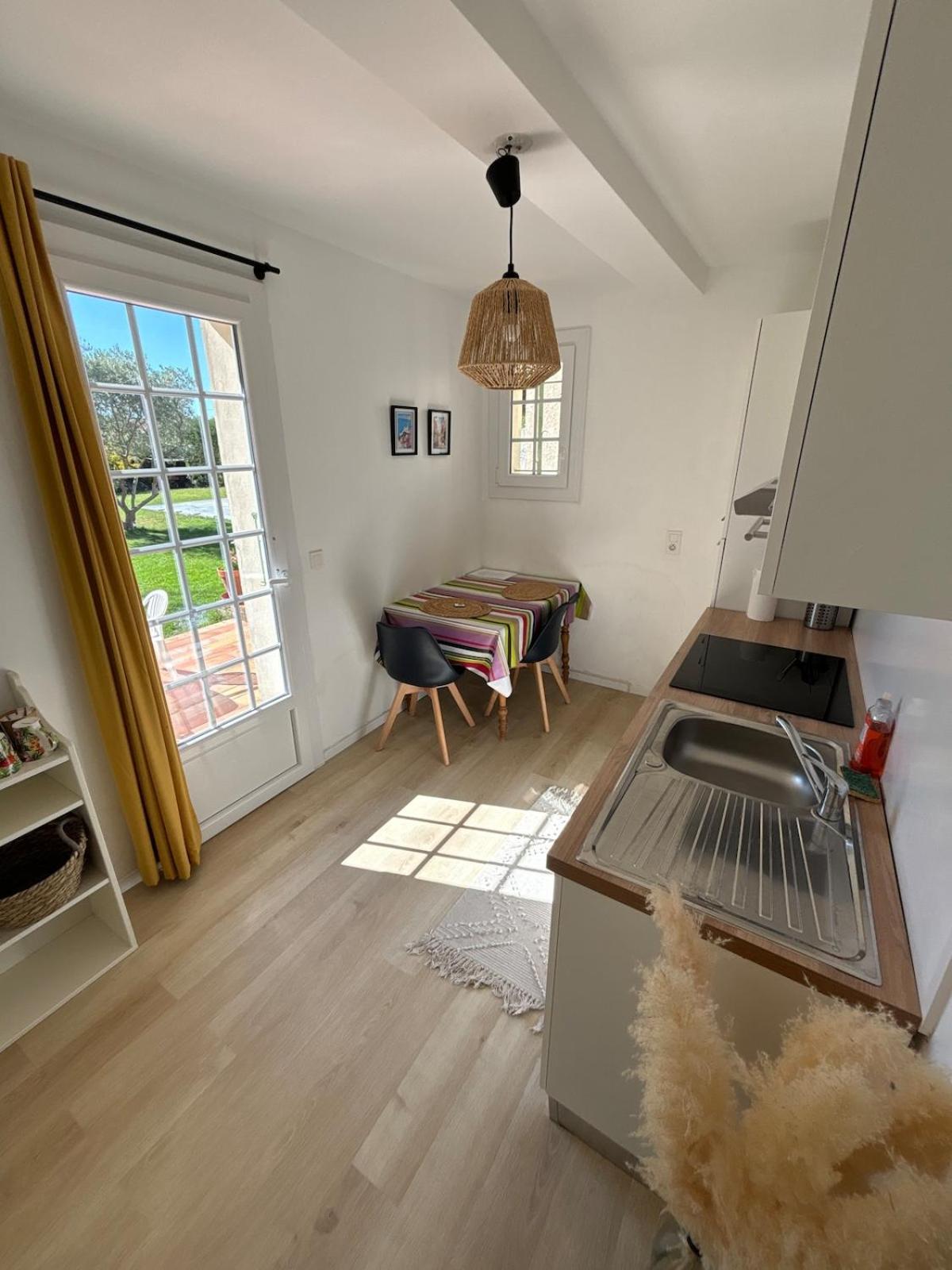 Studio En Provence Avec Piscine La Barben Εξωτερικό φωτογραφία