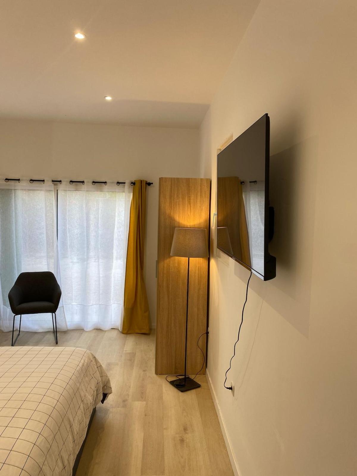 Studio En Provence Avec Piscine La Barben Εξωτερικό φωτογραφία