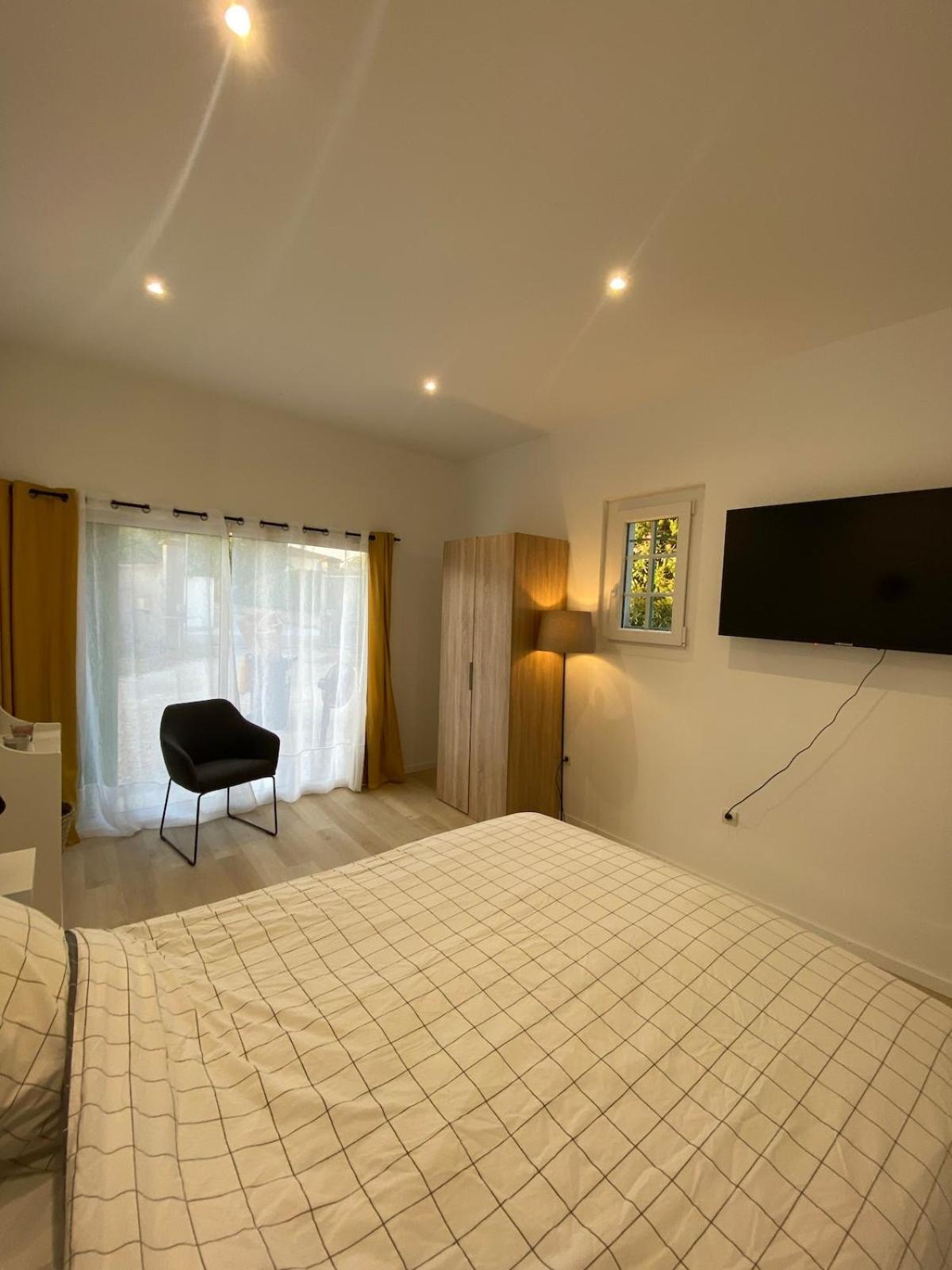 Studio En Provence Avec Piscine La Barben Εξωτερικό φωτογραφία